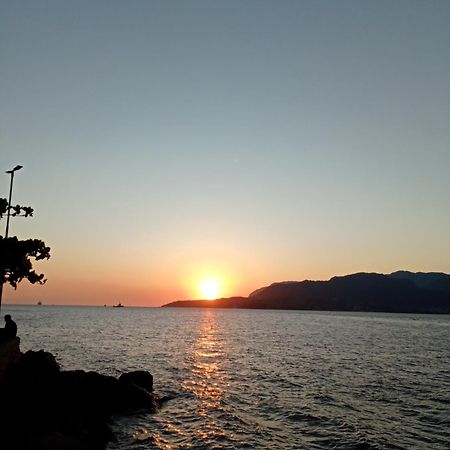 Suite Pe Na Areia- Espaco Independente Na Praia Do Curral Com Localizacao Privilegiada - Simplicidade E Comodidade Com O Por Do Sol Mais Lindo De Ilhabela - Melhor Custo Beneficio Para Ate 4 Pessoas , Na Av Jose Pacheco Do Nascimento Nº 7682 Exterior photo