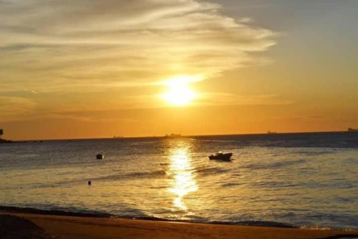 Suite Pe Na Areia- Espaco Independente Na Praia Do Curral Com Localizacao Privilegiada - Simplicidade E Comodidade Com O Por Do Sol Mais Lindo De Ilhabela - Melhor Custo Beneficio Para Ate 4 Pessoas , Na Av Jose Pacheco Do Nascimento Nº 7682 Exterior photo